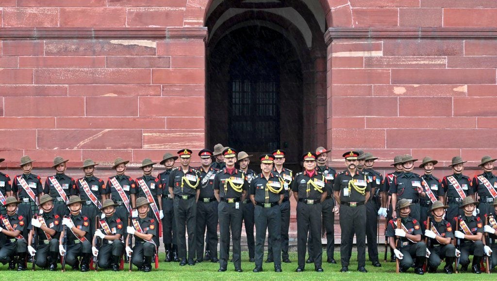 Lt Gen Subramani With Other Officers and Soldiers
