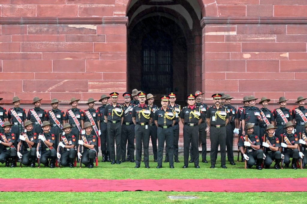 Lt Gen Subramani With Other Officers and Soldiers