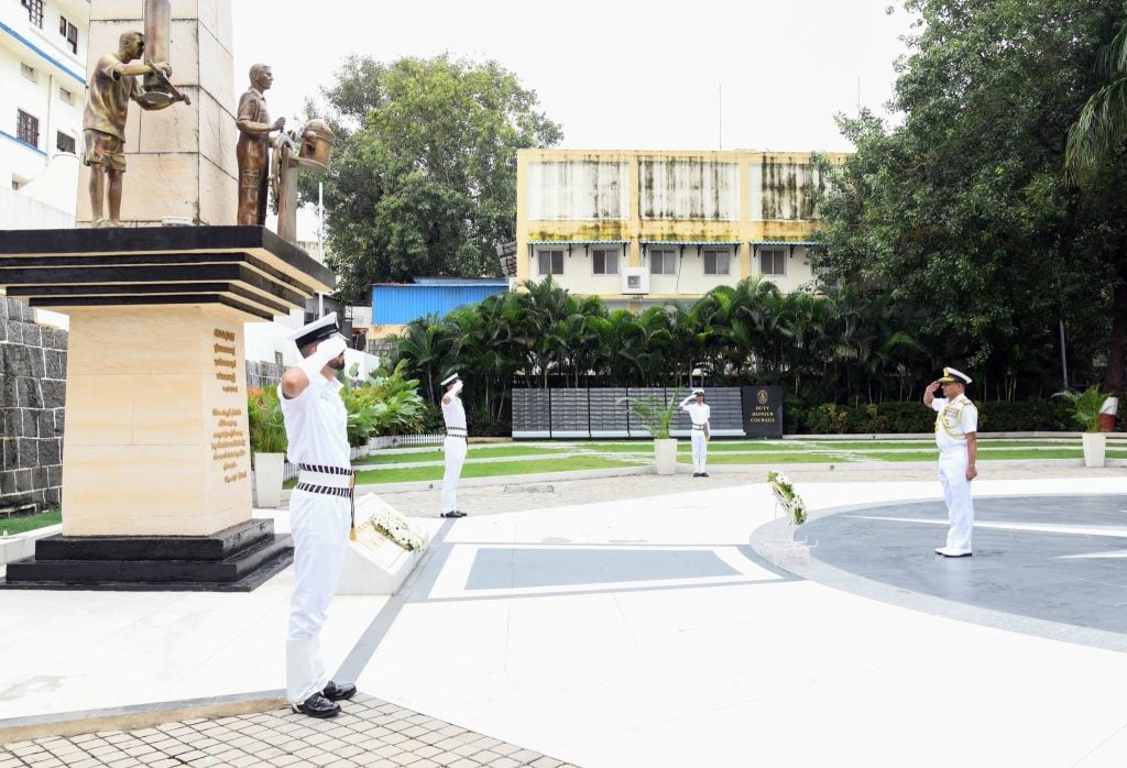 Vice Admiral Swaminathan Paying Tribute