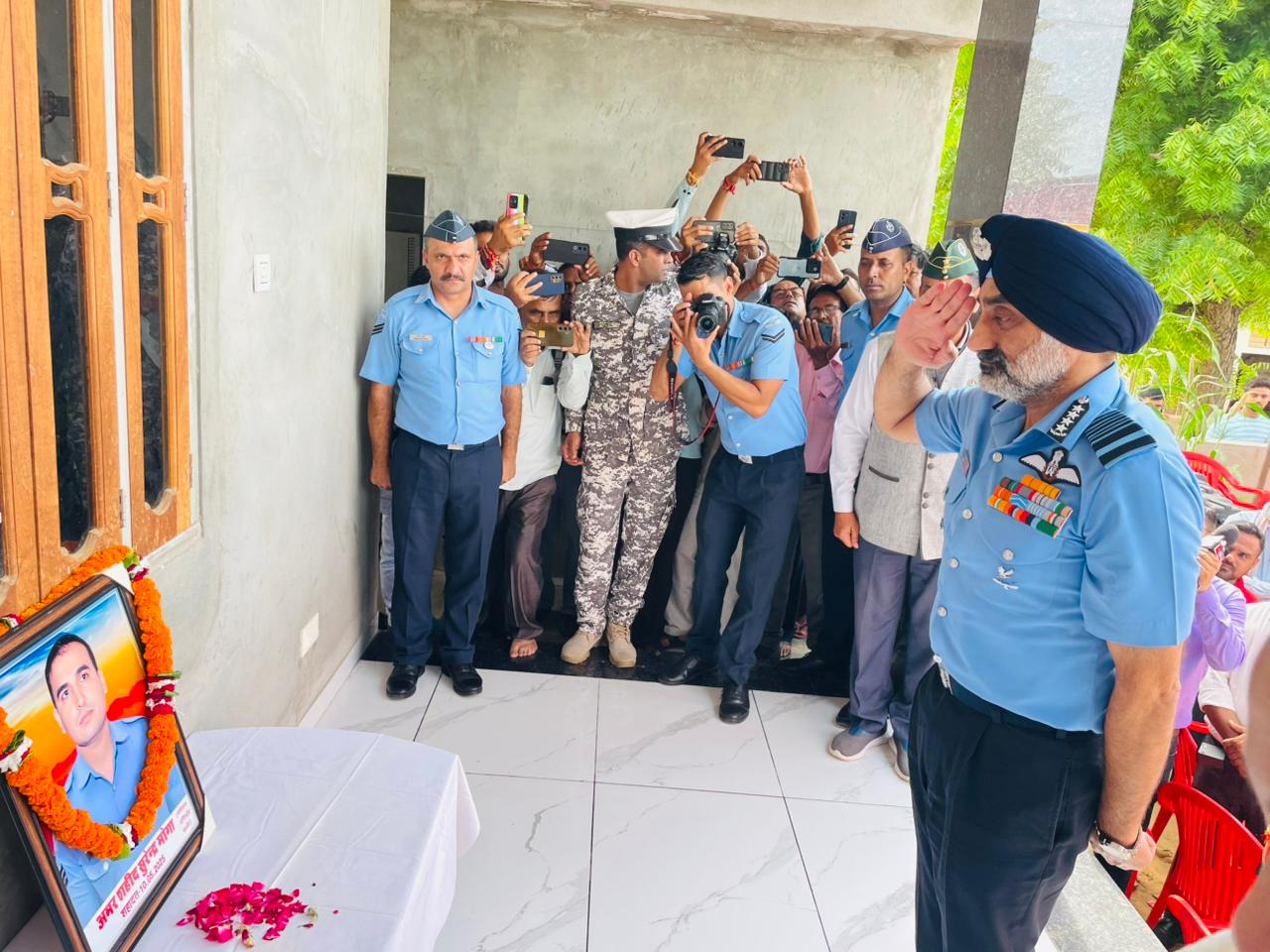 Air Chief Marshal AP Singh Paying Tribue Seargent Surendr Kumar