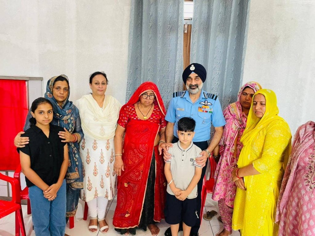 Air Chief Marshal AP Singh With Family of Sgt Surendra Kumar