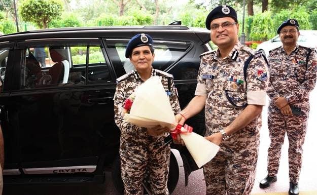 IPS Sonali Mishra Getting Congratulated 1