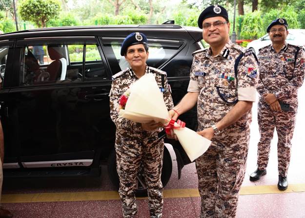 IPS Sonali Mishra Getting Congratulated 1