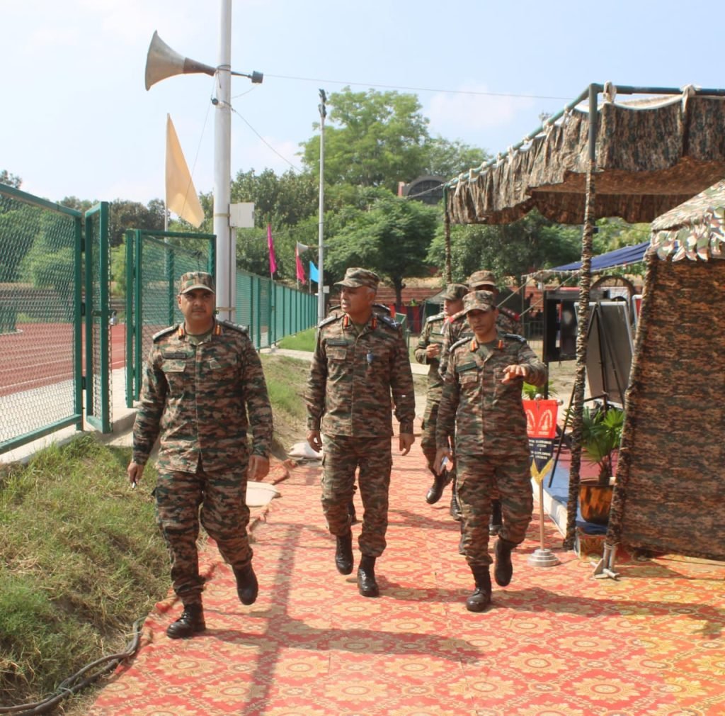 Lt Gen Chandpuria with Other Soldiers