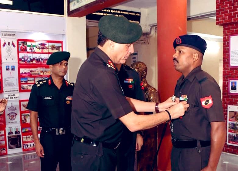 Lt Gen Dhiraj Seth Commending an Officer 1