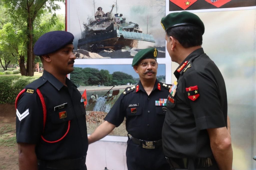 Lt Gen Dhiraj Seth with Other Soldiers