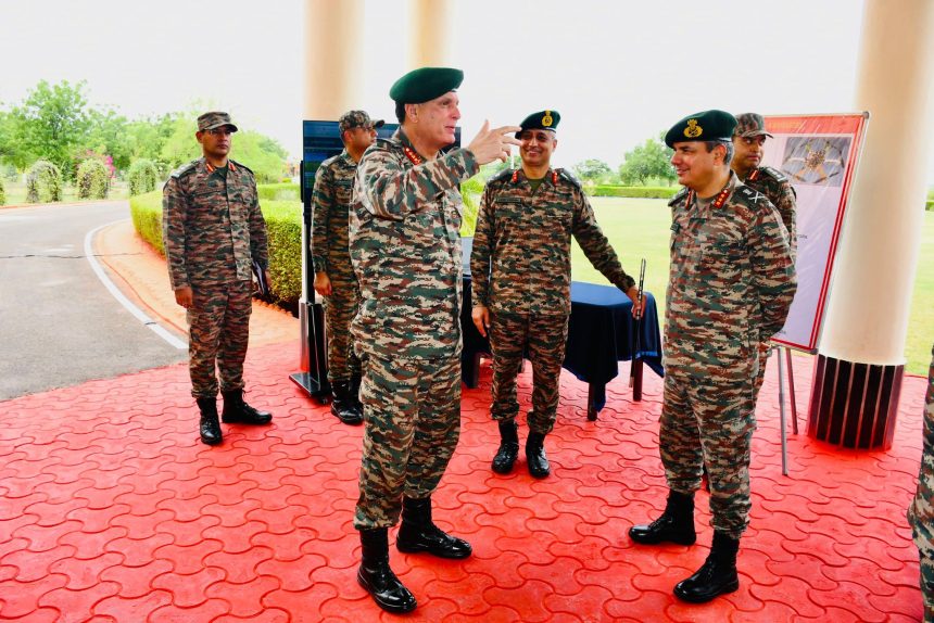 Lt Gen Katiyar Having Discussuions with Officer
