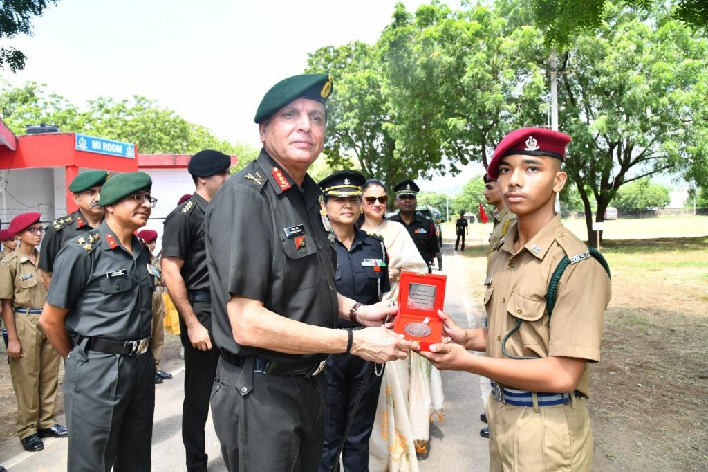 Lt Gen Seth Giving Prize to a Cadet