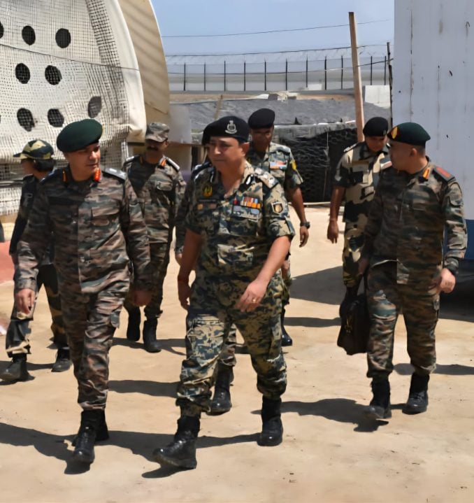 Lt Gen AVS Rathee Having Discussions with BSF Officer
