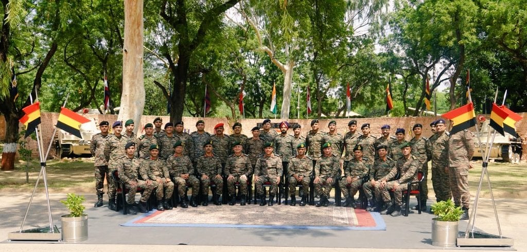 XrW4Yau7 Group Photo of All the Members