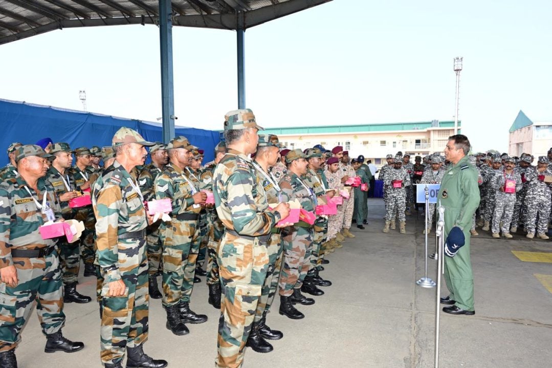 Air Marshal Nagesh Kapoor With Other Soldiers