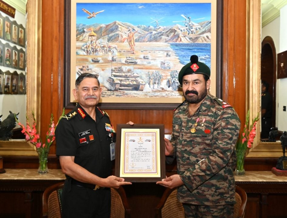 Army Chief Fecilitating Lt Col Mohanlal