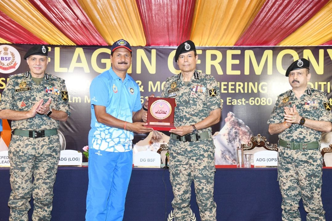 BSF DG Awarding a Mountaineer