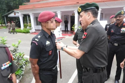 Lt Gen Seth Commending Para Officers