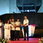 Admiral DK Tripathi Awarding Students