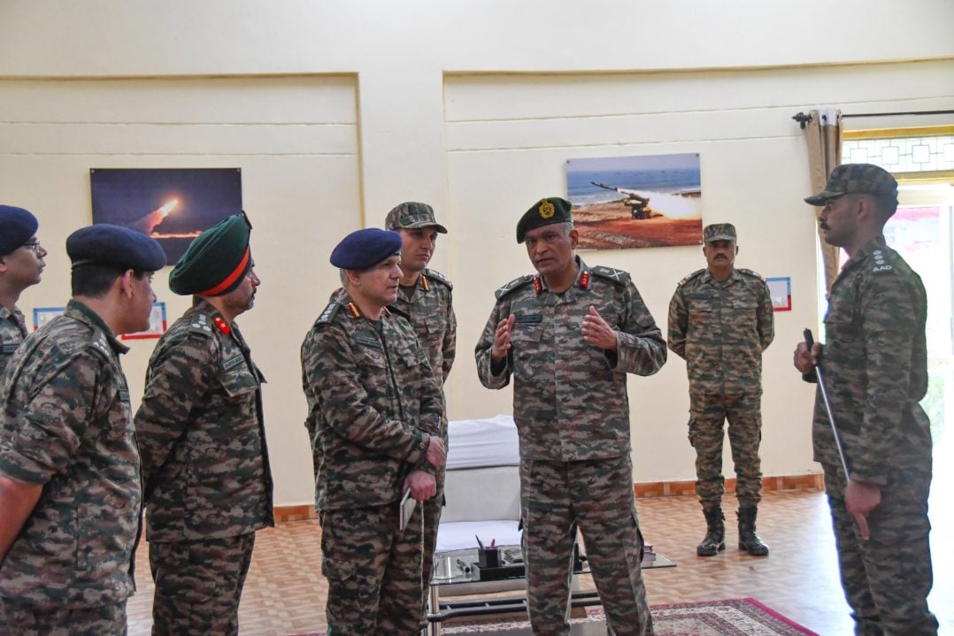 Lt Gen Cunha Discussing with Other Officers