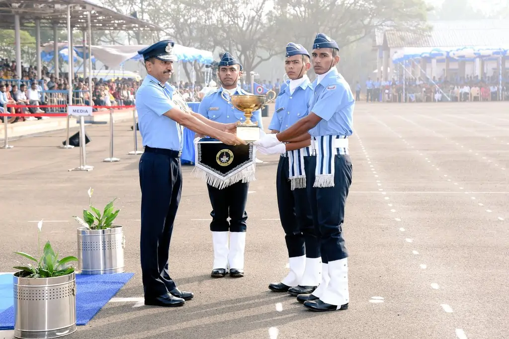 Air Vice Marshal Venkat T Mare Giving Trophy