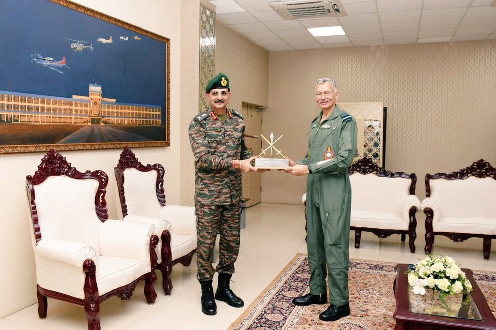 Lt Gen Devendra Sharma and Air Force Officer