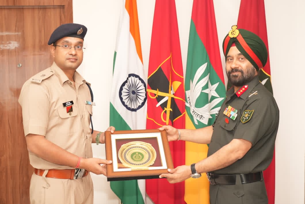 Lt Gen Devinder Pal Singh Fecilitating Award to Officer