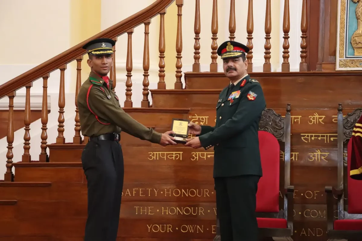 Lt Gen Nagendra Singh Giving Award