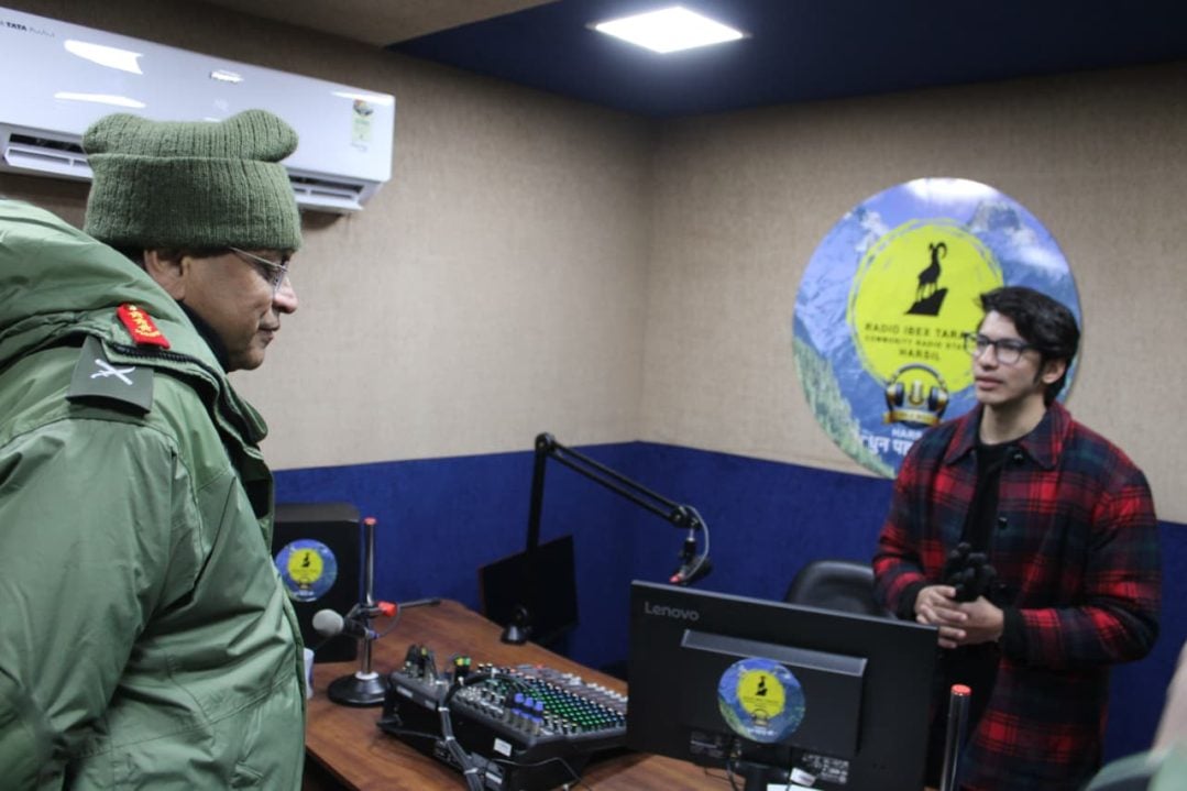 Lt Gen Sengupta Discussing with RJ