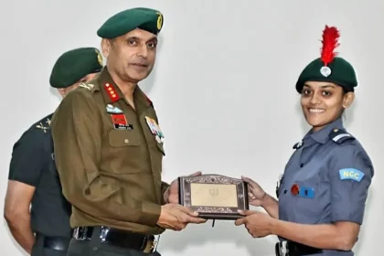 Lt Gen Vats Awarding Female NCC Cadet