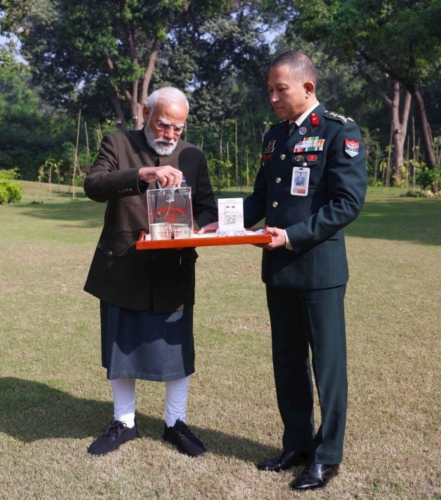 PM Modi With Army Officer