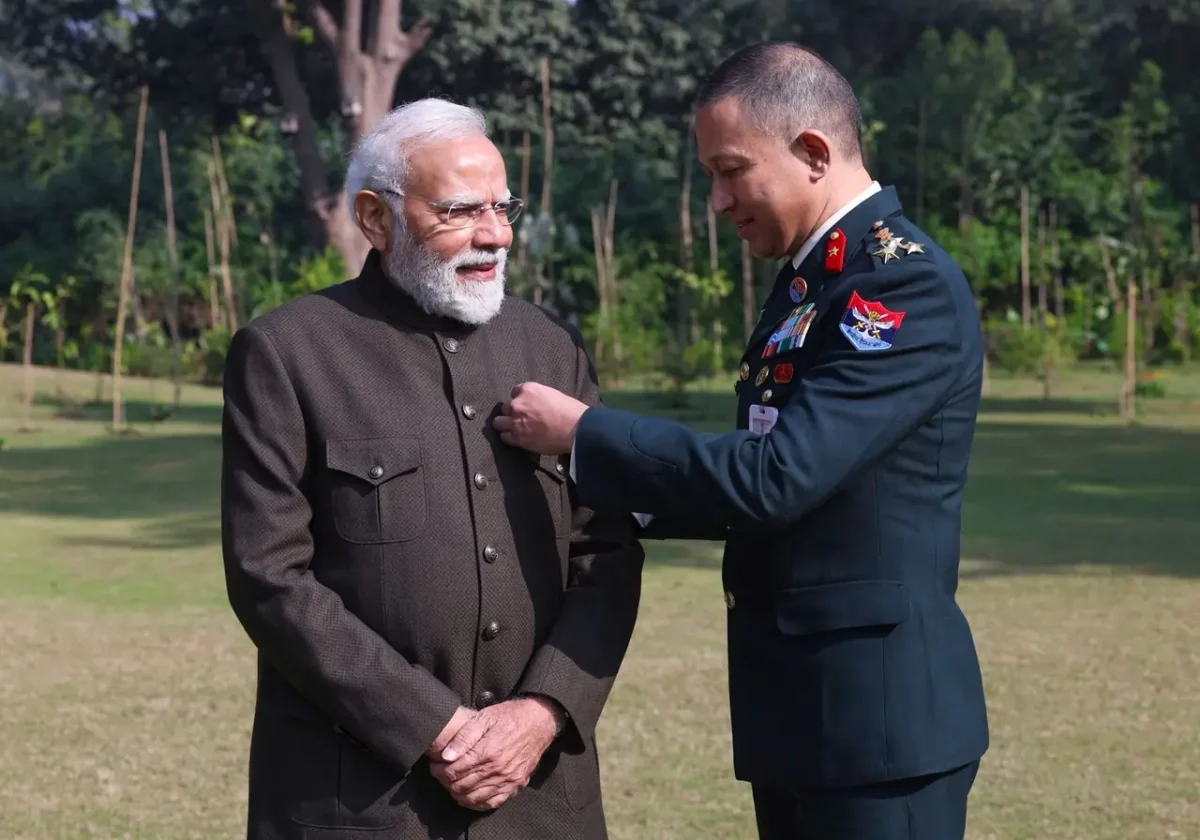 PM Modi With Officer