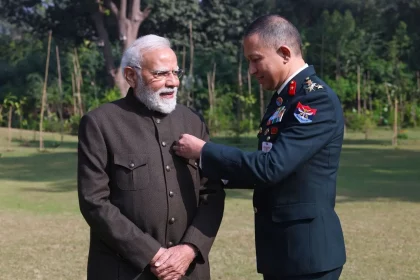 PM Modi With Officer
