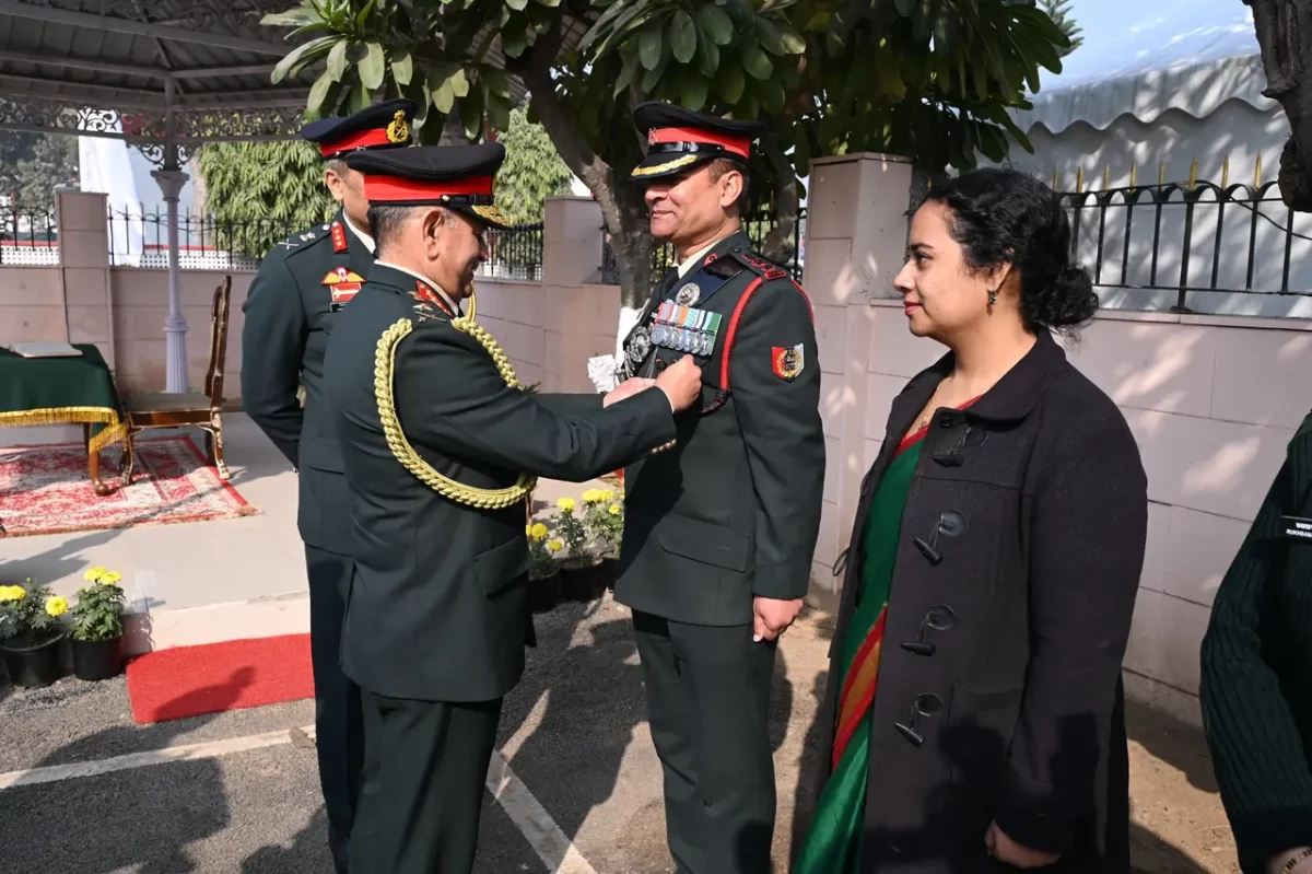 COAS Giving Commendation