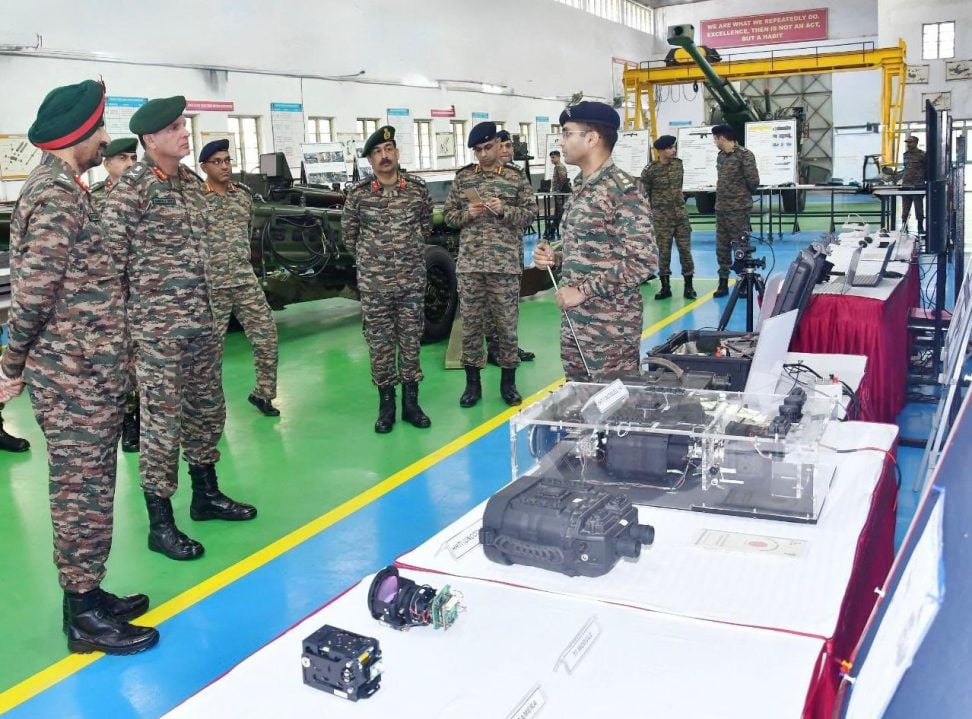 Lt Gen Dhiraj Seth and Other Officers 1