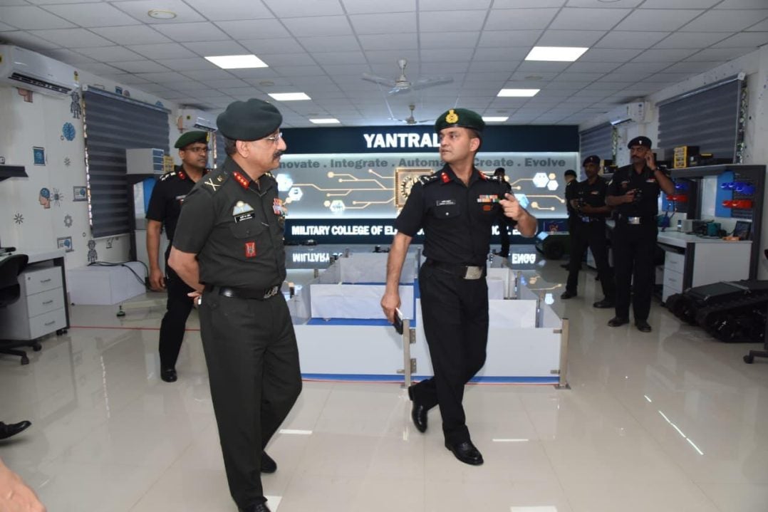 Lt Gen SS Dahiya Discussing