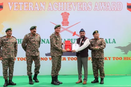 Lt Gen Dhiraj Seth Awarding Veteran