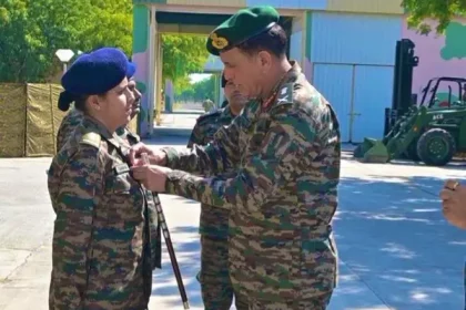 Lt Gen Dhiraj Seth Commending Officer