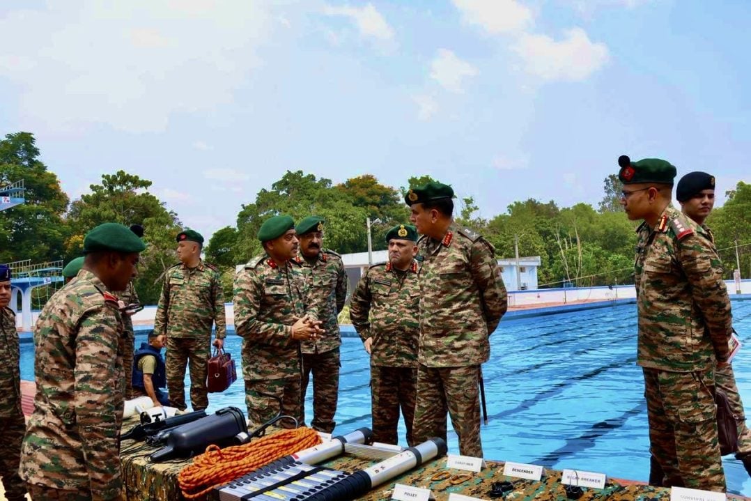 Lt Gen Dhiraj Seth Interacting