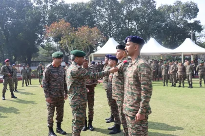 Lt Gen Katiyar Commending Officers and Soldiers