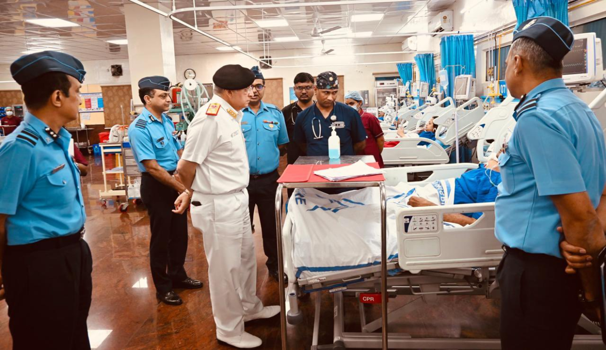 Surgeon Vice Admiral Vivek Hande Visits Command Hospital (Air Force) Bengaluru