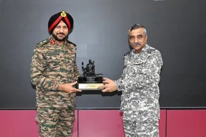 Air Marshal Ashutosh Dixit Getting Memento