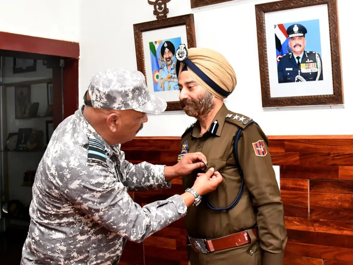 Air Marshal Jeetendra Mishra Commending 1