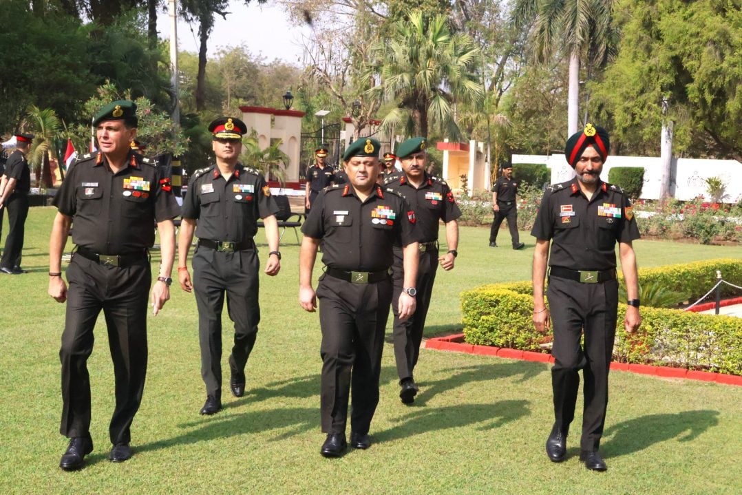 Lt Gen Dhiraj Seth and Other Officers 1