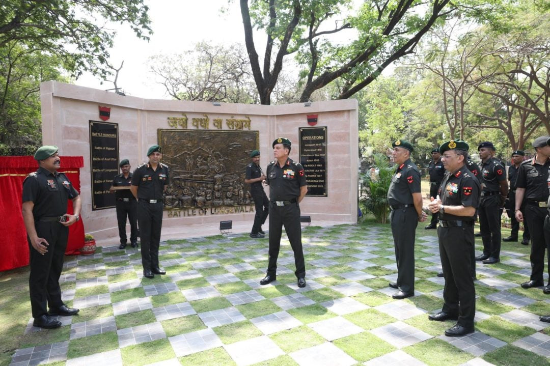 Lt Gen Dhiraj Seth and Other Officers 2