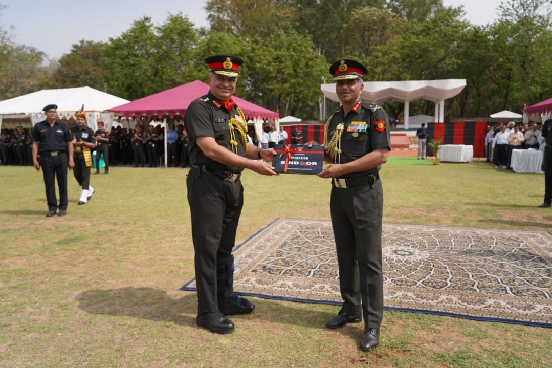 Lt Gen Katiyar Getting Memento