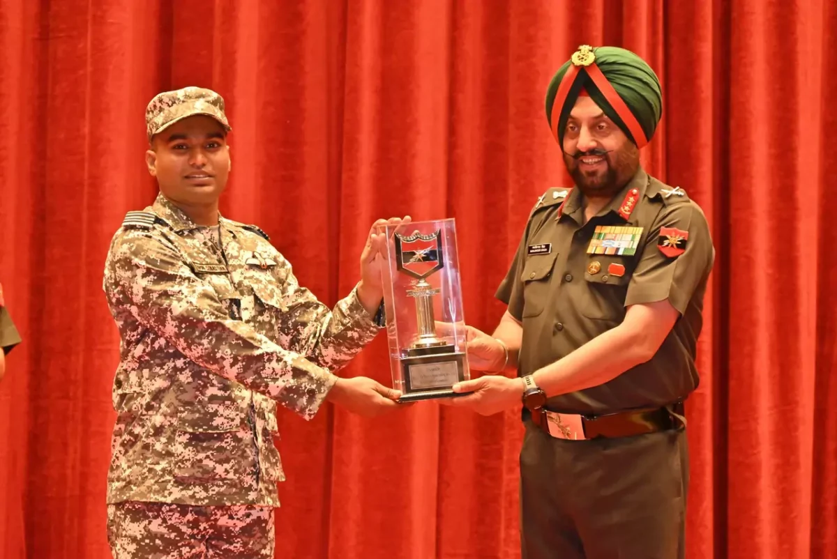 Lt Gen Manjinder Singh Giving Award