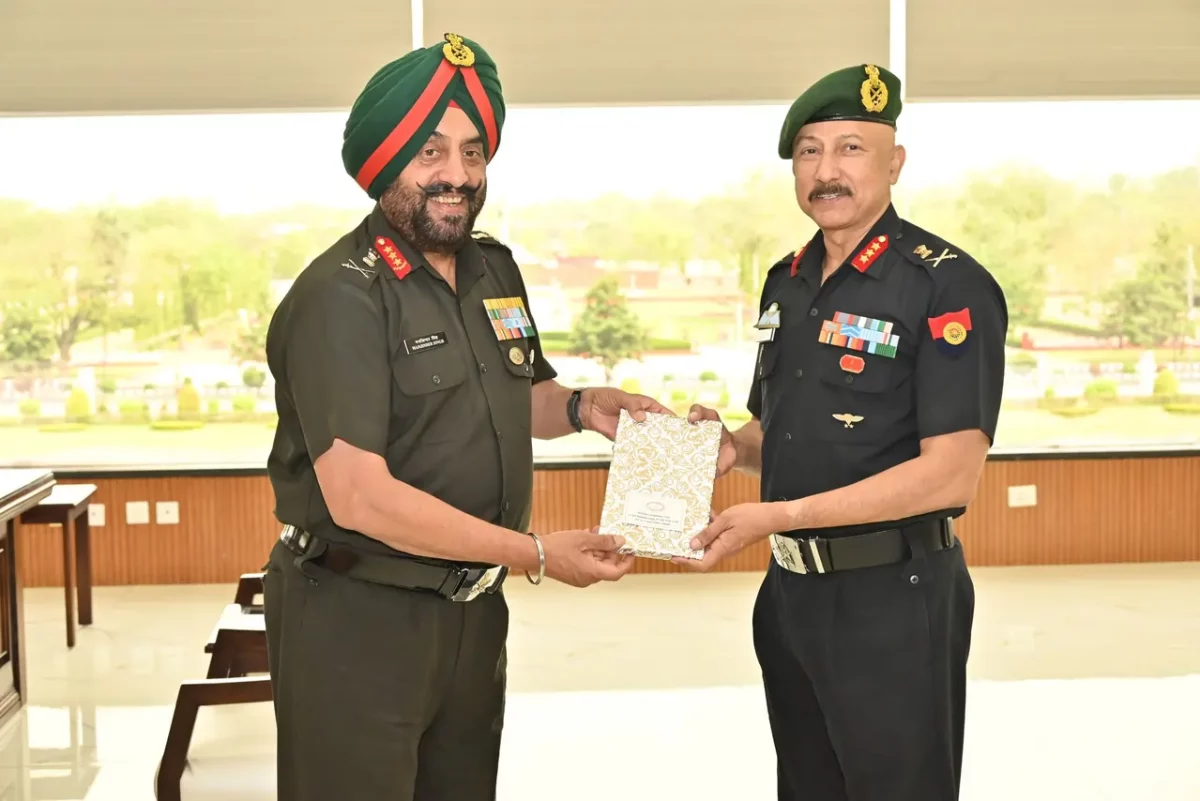 Lt Gen Manjinder Singh Presenting Memento