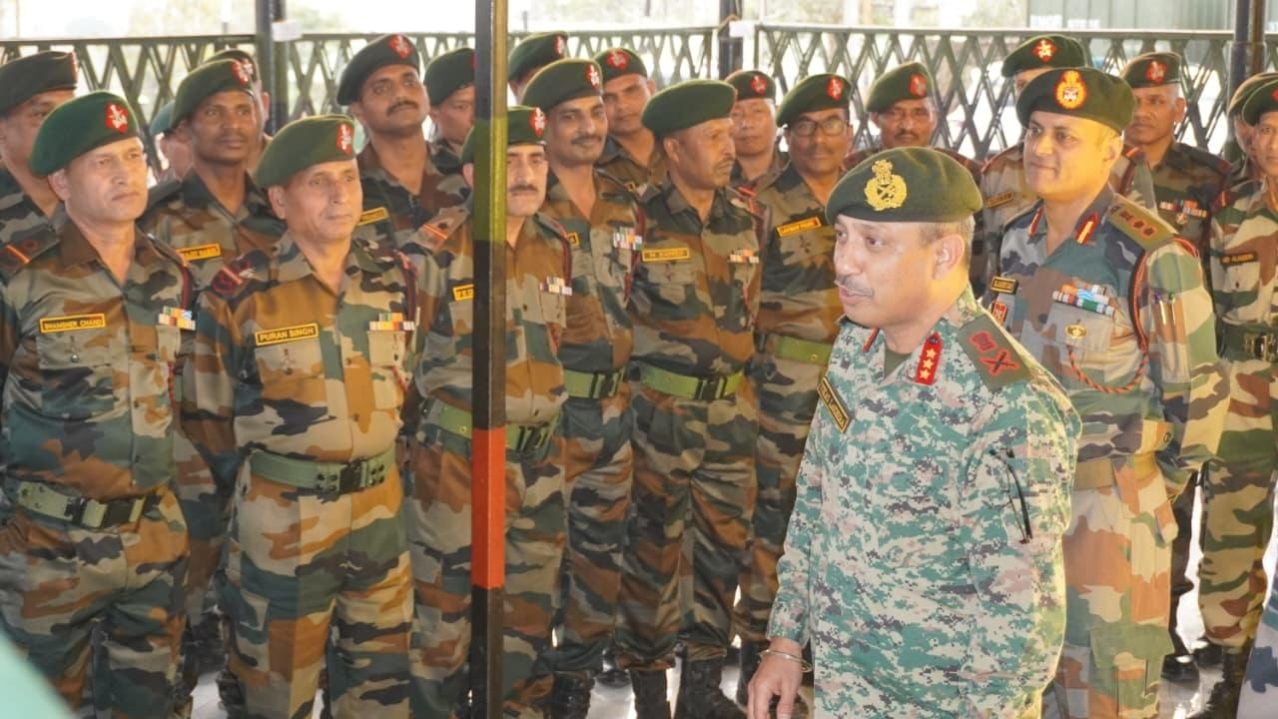 Lt Gen Vikas Lakhera Discussing