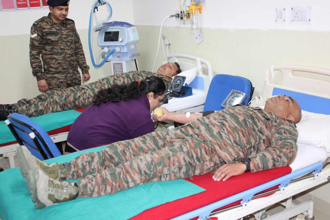 Soldiers Giving Blood