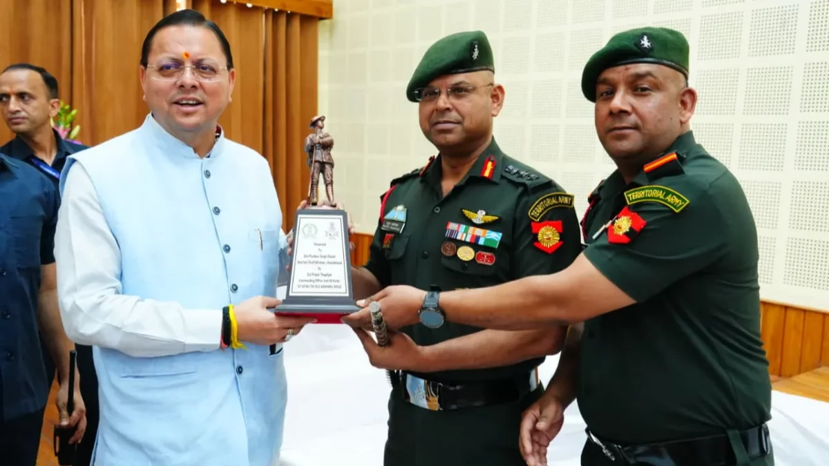 CM Of Uttrakhand Giving Trophy