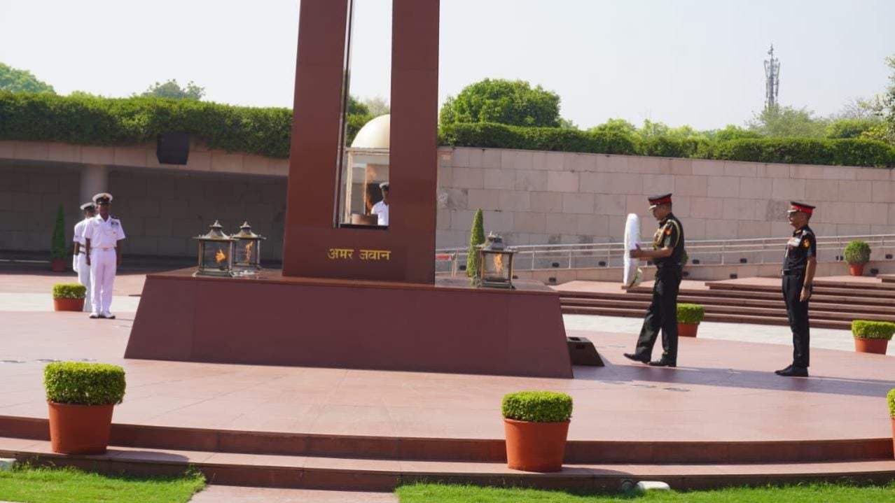Lt Gen Anoop Singhal at War Paying Homage