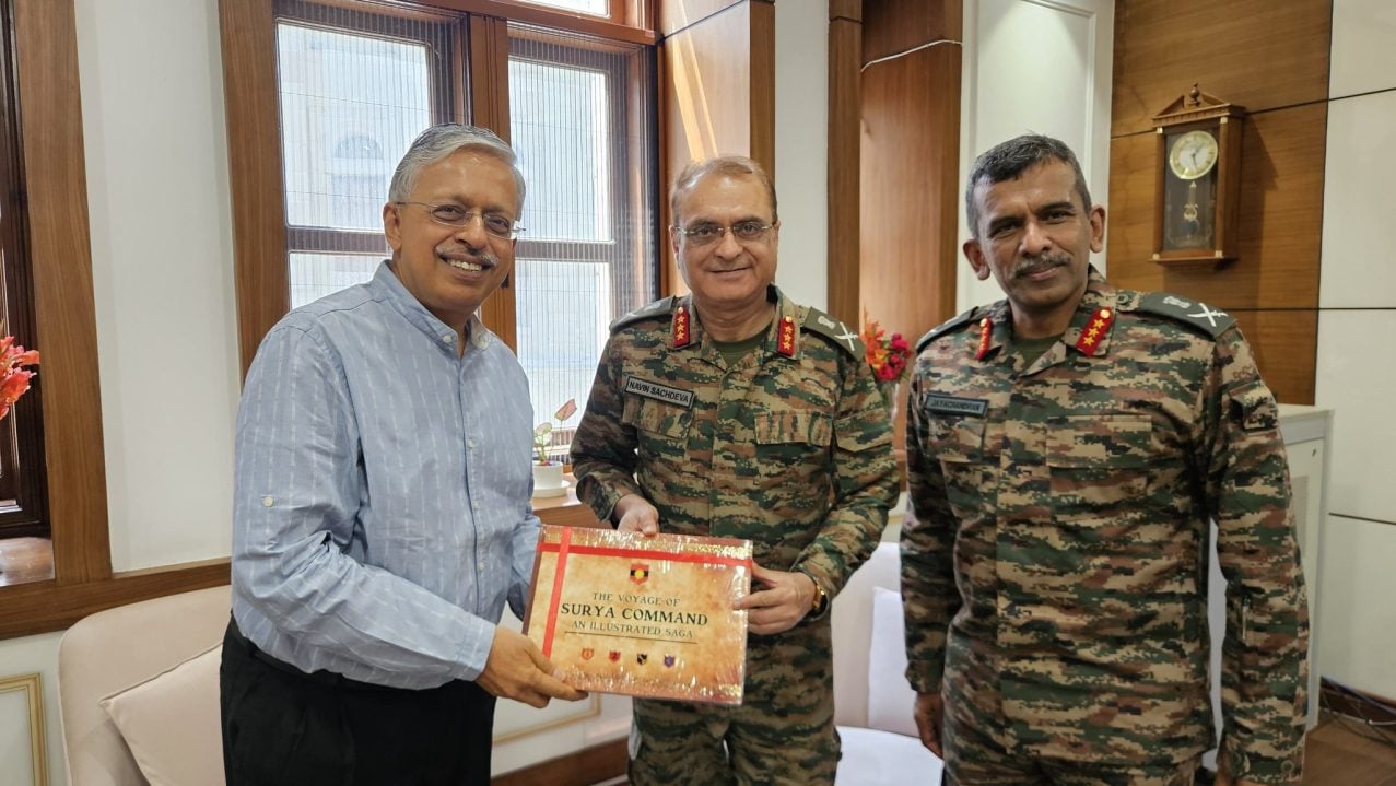 Lt Gen Navin Sachdeva Giving Memento