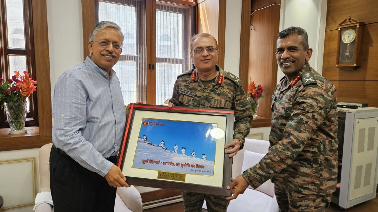 Lt Gen Navin Sachdeva Presenting Memento